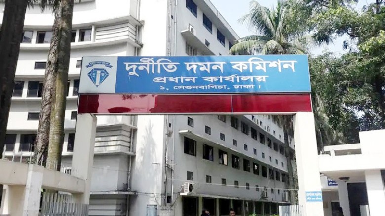 দুর্নীতি দমন কমিশনের (দুদক) কর্মকর্তা পরিচয়ে প্রতা...