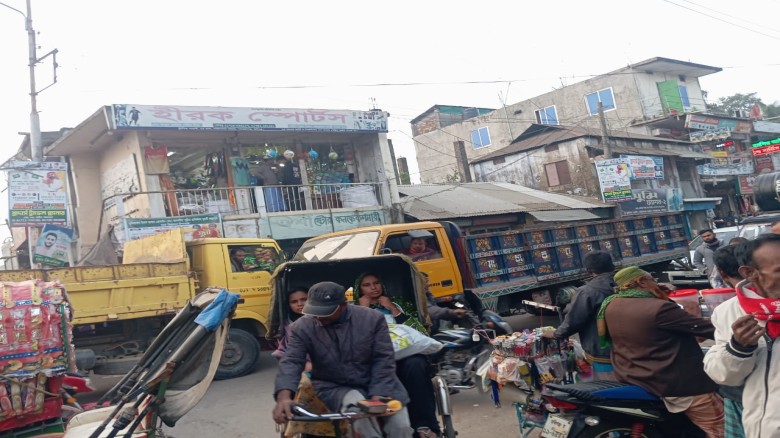 শায়েস্তাগঞ্জ শহরে যানজট নিত্যসঙ্গী...