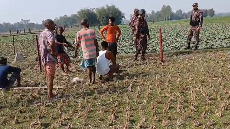কাঁটাতারের বেড়া নির্মাণ ঘিরে উত্তেজনার মধ্যে সীমান...