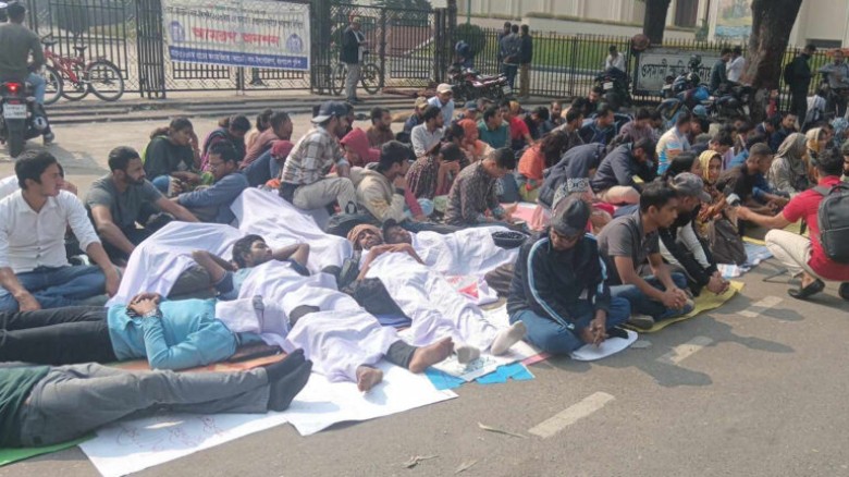 আমরণ অনশনে অব্যাহতি পাওয়া শিক্ষানবিশ...