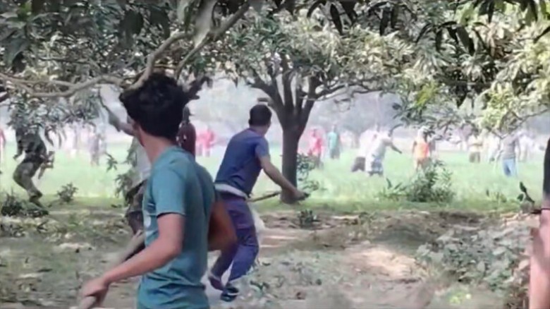 চাঁপাইনবাবগঞ্জ সীমান্তে বাংলাদেশিদের লক্ষ্য করে হা...