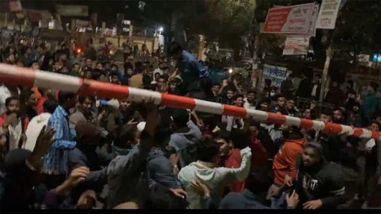 মধ্যরাতে মুখোমুখি অবস্থানে ৭ কলেজ ও ঢাবি শিক্ষার্থ...