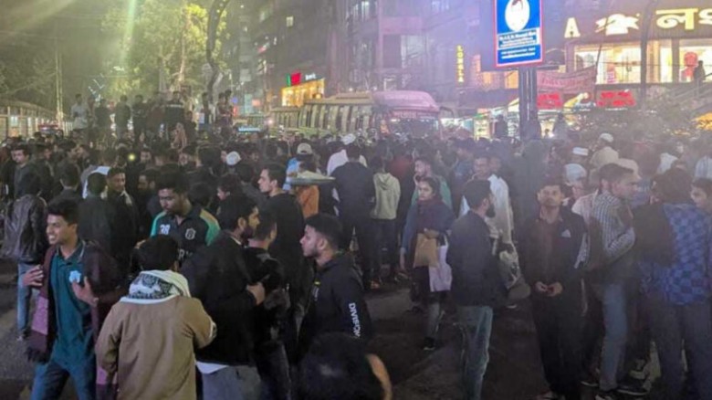 সায়েন্সল্যাব মোড় ও টেকনিক্যাল মোড়ে অবস্থান সাত কলে...