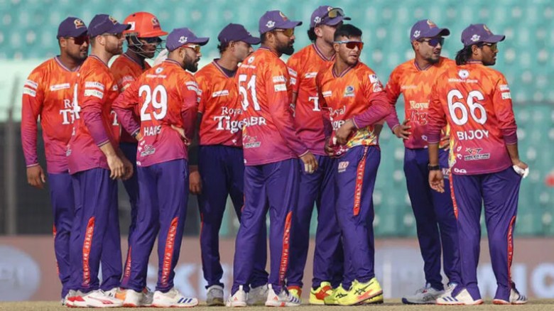 টাকা না পেয়ে খেললেন না বিদেশিরা, দেশিদের নিয়েই খে...