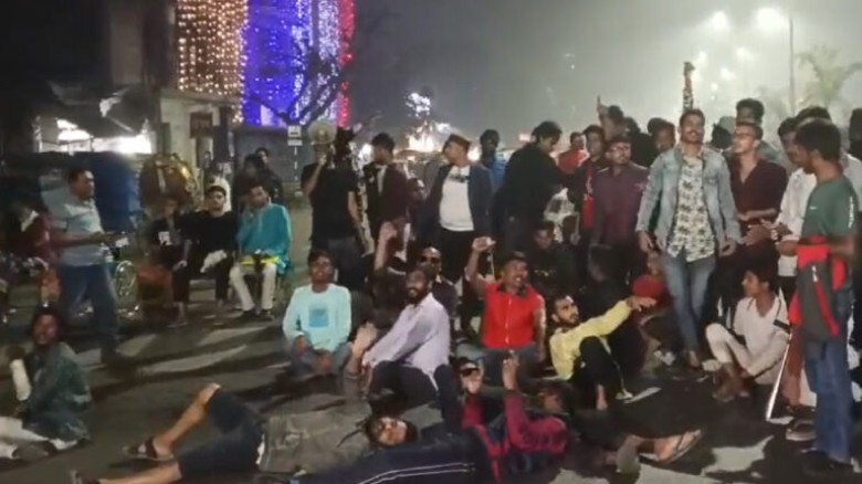 পঙ্গু হাসপাতালের সামনে আন্দোলনে আহতদের সড়ক অবরোধ...