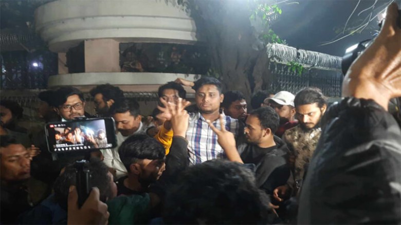 ব্যারিকেড ভেঙে প্রধান উপদেষ্টার বাসভবনের সামনে অবস...