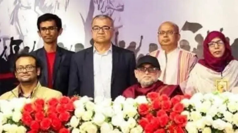 পুরস্কারপ্রাপ্তদের পেছনে দাঁড় করিয়ে ফটোসেশন, যা ...