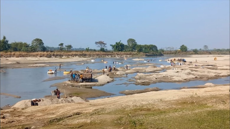 মহানন্দায় আর আগের মতো মিলছে না পাথর...