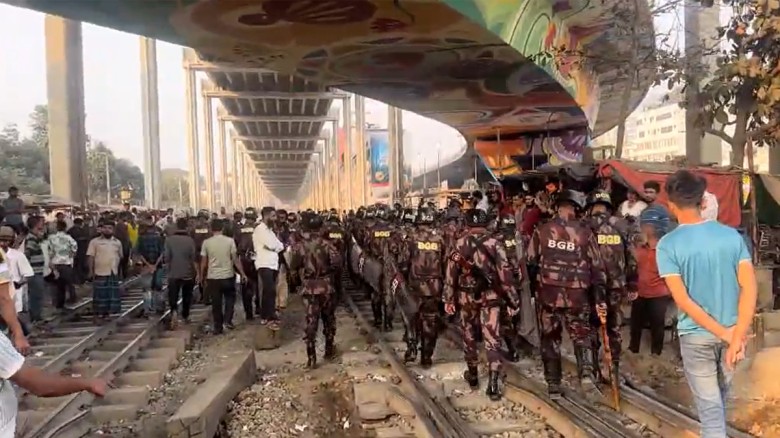 তিতুমীর কলেজের শিক্ষার্থীদের ঘিরে রেখেছে পুলিশ...
