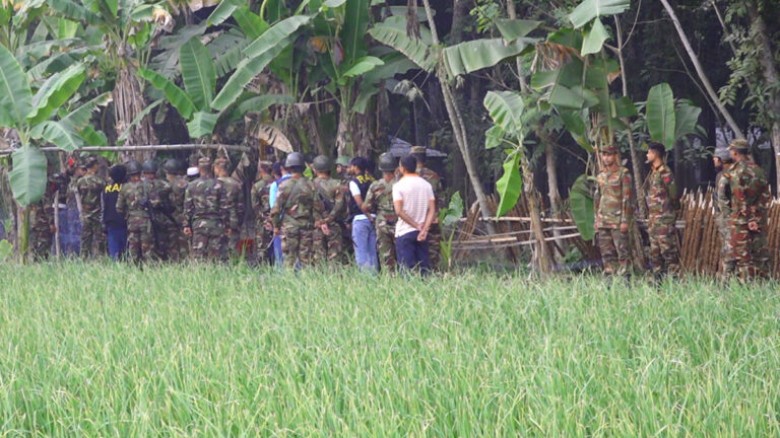 ঝিনাইদহে সেনাবাহিনী দিনভর একটি বাগান ঘিরে রাখার পর...