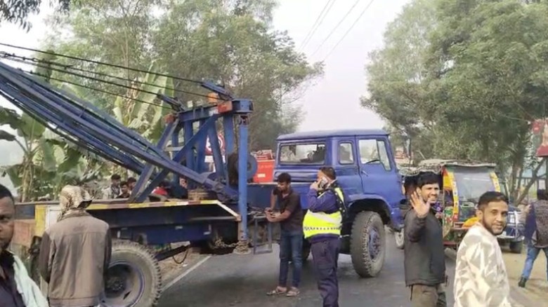 গাজীপুরে নিয়ন্ত্রণ হারিয়ে খাদে পিকআপ, নিহত ৩...