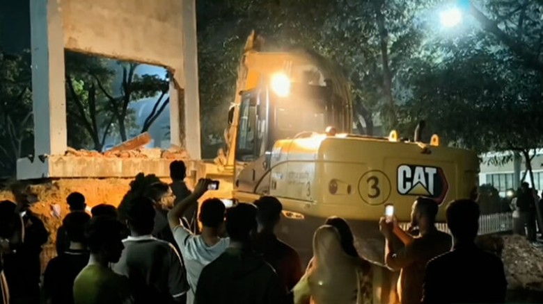 দেশব্যাপী ‘বুলডোজার কর্মসূচি’, গুঁড়িয়ে দেয়া হলো শে...