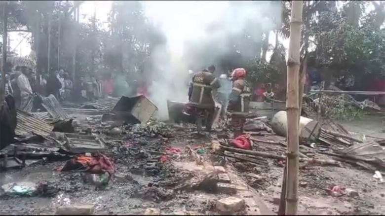 মায়ের পরকীয়ার বলি হলো মেয়েও, পুড়লো প্রেমিকের বাড়ি...