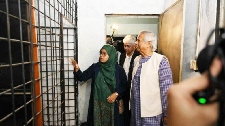 ছবিতে আয়নাঘর