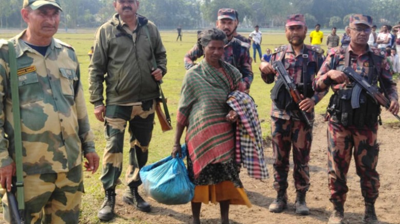 বাংলাদেশে অনুপ্রবেশের দায়ে ভারতীয় নারী আটক, পতাক...