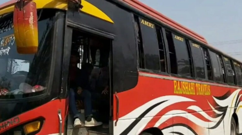 টাঙ্গাইলে চলন্ত বাসে ডাকাতি ও শ্লীলতাহানির অভিযোগ,...