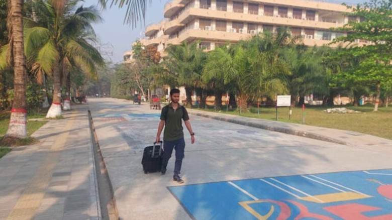 হল ছাড়ছেন কুয়েট শিক্ষার্থীরা, বন্ধের সিদ্ধান্ত প্র...