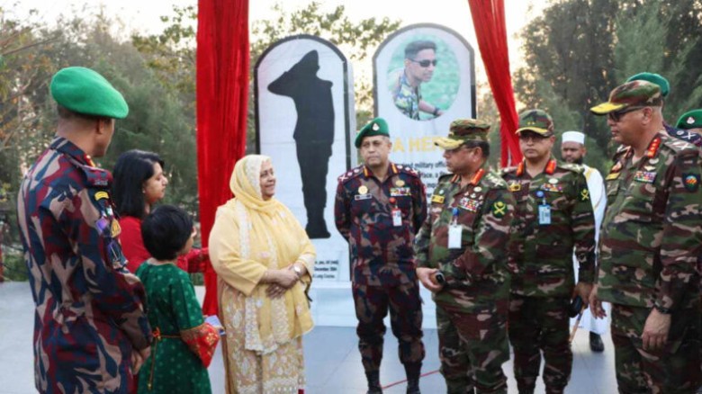 মেজর সিনহা স্মরণে স্মৃতিফলক উন্মোচন করেছেন সেনাপ্র...