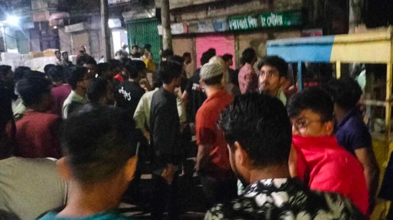 ধোলাইখালে জবি শিক্ষার্থীদের সাথে স্থানীয়দের সংঘর্ষ...