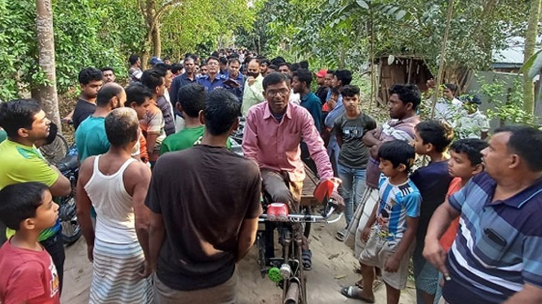 নাটোরে বাড়ির সামনে ইউপি সদস্যকে লক্ষ্য করে গুলি...