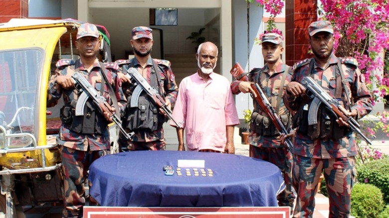 সীমান্তে ১৫ স্বর্ণের বারসহ চোরাকারবারি আটক...
