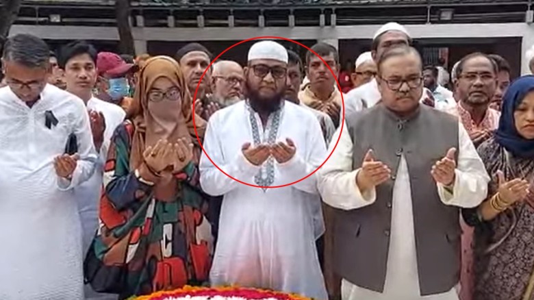 ২০২২ সালের আগস্টে বঙ্গবন্ধুর সমাধিতে শ্রদ্ধা জানানোর সময়ে তোলা ছবিতে খিজির হায়াত।