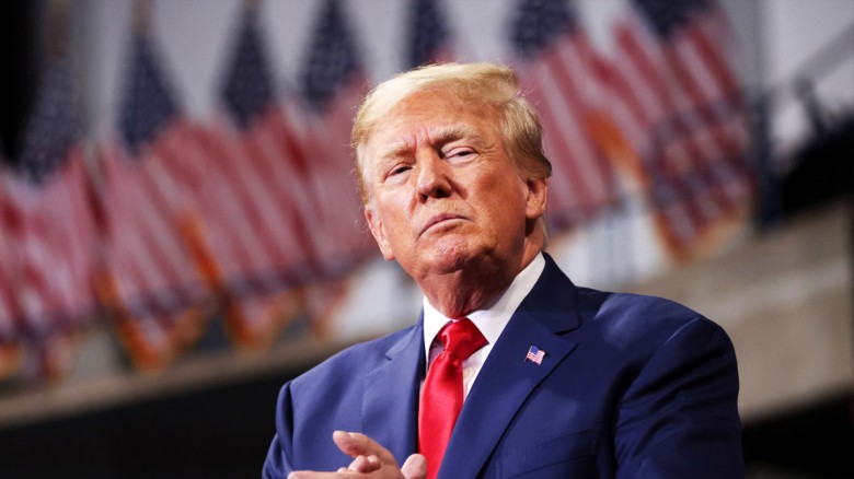 অর্ধ মিলিয়ন অভিবাসীর বৈধতা বাতিল করলেন ট্রাম্প, ছা...