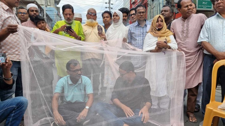 খুলনায় মশা নিধনের দাবিতে মশারি টানিয়ে বিক্ষোভ...