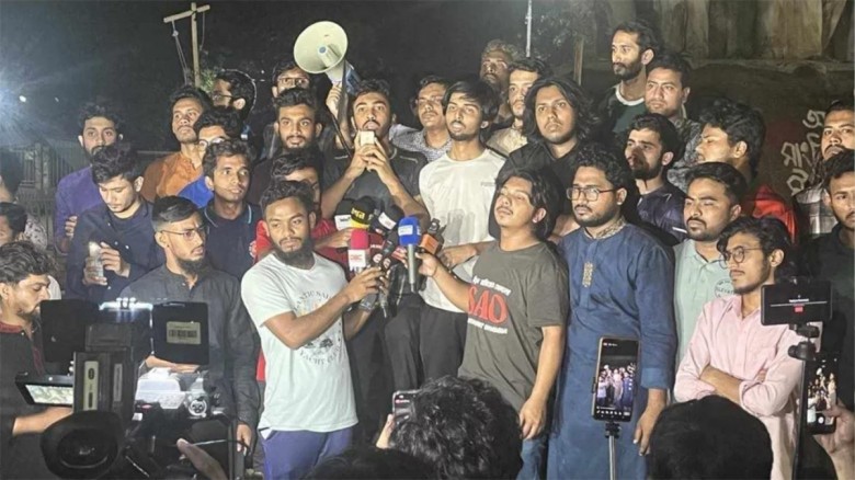 আওয়ামী লীগ নিষিদ্ধের দাবিতে মধ্যরাতে ঢাবিতে বিক্ষ...