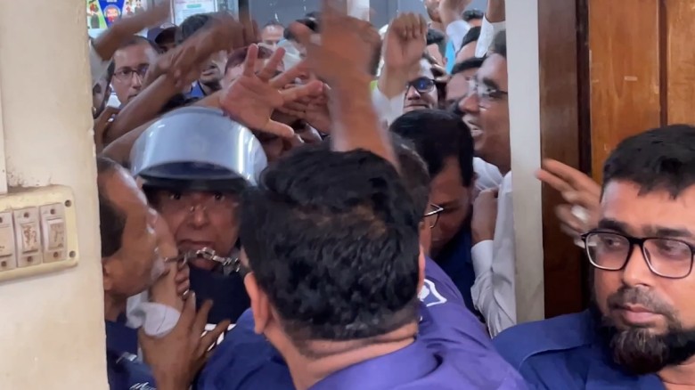 নারায়ণগঞ্জে আনিসুল হককে কিল-ঘুষি, দৌড়ে রক্ষা পেলেন...