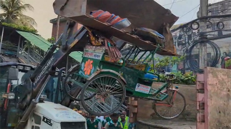রাজধানীতে ব্যাটারিচালিত অটোরিকশা উচ্ছেদ অভিযান...
