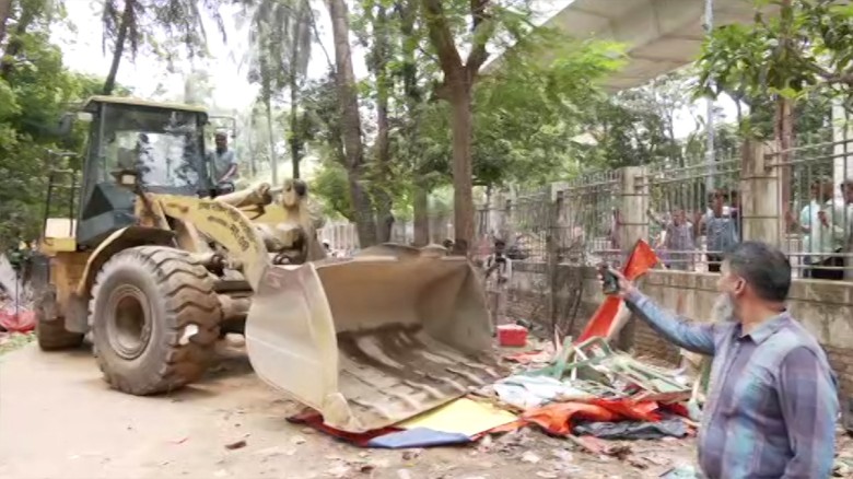 সোহরাওয়ার্দী উদ্যানে উচ্ছেদ অভিযান, গুঁড়িয়ে দেয...