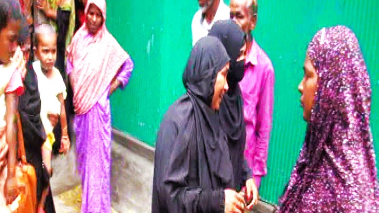 পঞ্চগড়ে সীমান্তে গুলিবিদ্ধ অবস্থায় এক যুবকের মৃত্যু হয়েছে। রোববার দিবাগত গভীর রাতে সদর উপজেলার ঘাগড়া সীমান্তে এই ঘটনা ঘটে। নিহত যুবকের নাম রাজু (৩০)। তার বাড়ি হাড়িভাষা ইউনিয়নের ঝুলিপাড়া গ্রামে। সে ওই গ্রামের আব্দুল কুদ্দুসের ছেলে।