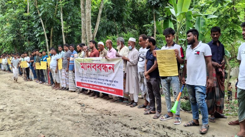 পাবনায় অবৈধ বালু উত্তোলন বন্ধের দাবিতে মানববন্ধন