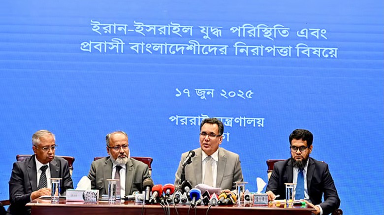 ইরানের রাষ্ট্রনিয়ন্ত্রিত ইসলামিক রিপাবলিক অব ইরান ব্রডকাস্টিং (আইআরআইবি) কার্যালয় ভবনে গত সোমবার ইসরায়েলের ক্ষেপণাস্ত্র হামলায় রেডিও তেহরানে কর্মরত আটজন বাংলাদেশি নাগরিক অক্ষত রয়েছেন।