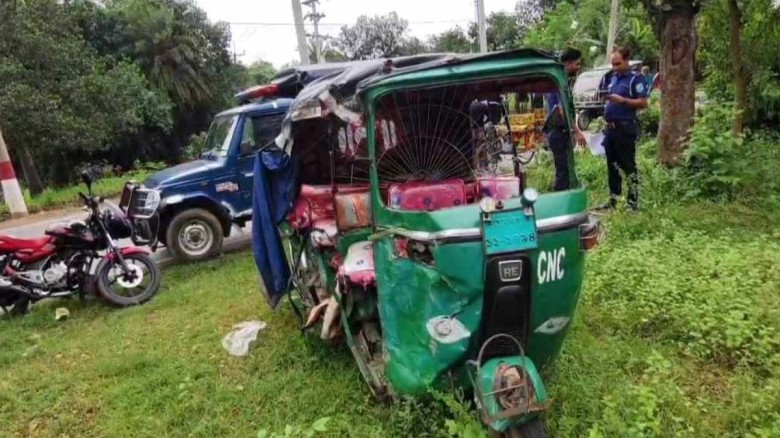 গাজীপুরে বাস কেড়ে নিল মা-ছেলেসহ ৩ জনের প্রাণ...