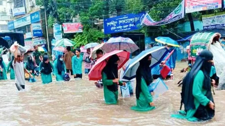 ফেনীতে টানা বৃষ্টিপাত, শহরে জলাবদ্ধতা...