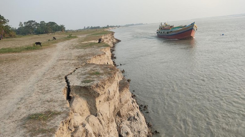 যমুনায় পানি বাড়ছে, নদীতীর-বসতবাড়ি ভাঙছে...