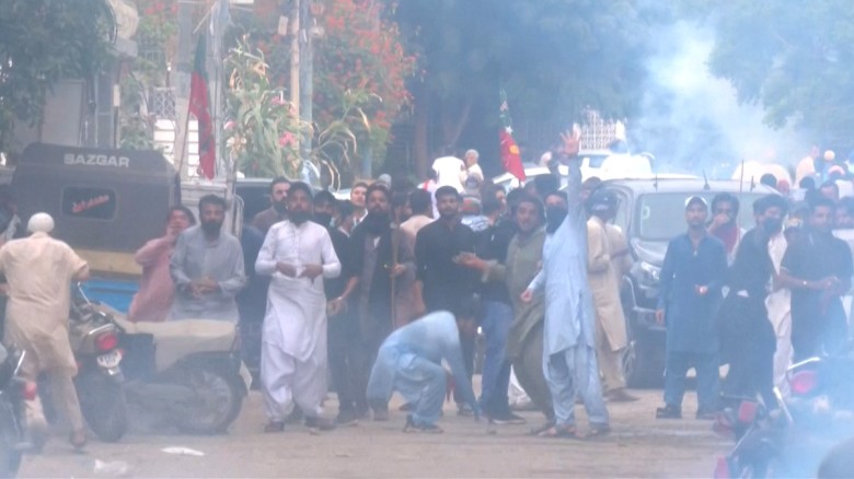 ইমরান খানের মুক্তির দাবিতে বিক্ষোভে উত্তাল পাকিস্ত...