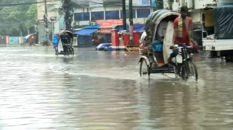 চট্টগ্রামে টানা বৃষ্টিতে জলাবদ্ধতা, দুর্ভোগে নগরবা...