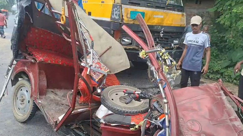 গাইবান্ধায় সড়ক দুর্ঘটনায় শিশুসহ তিনজন ন