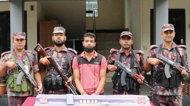 ভারতে পাচারকালে ৫ স্বর্ণের বারসহ আটক ১...