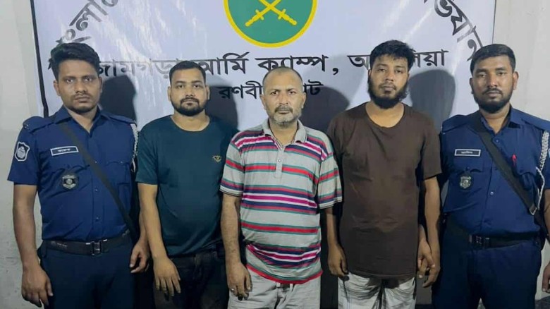 আশুলিয়ায় চাঁদাবাজির অভিযোগে ‘হাতকাটা’ টিপুসহ আটক ৪...