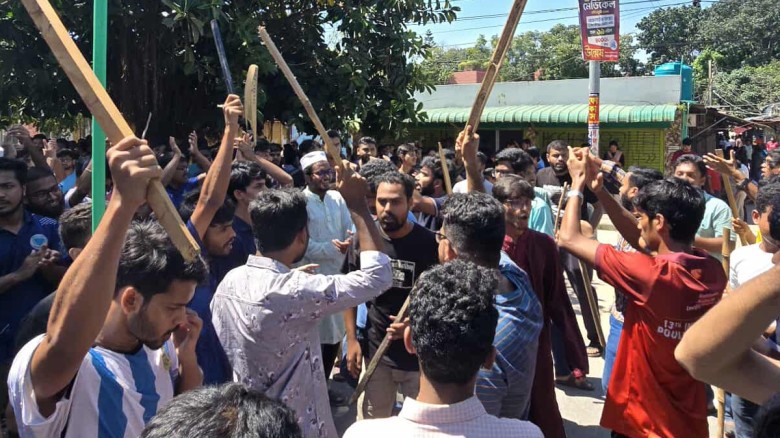 হল ছাড়ার নির্দেশ প্রত্যাখ্যান করে বাকৃবি শিক্ষার্থ...