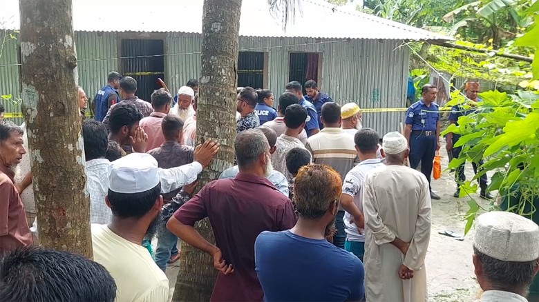 বরগুনায় নিজ ঘর থেকে স্বামী-স্ত্রীর মরদেহ উদ্ধার...