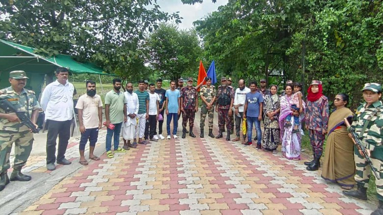 চুয়াডাঙ্গার দর্শনা সীমান্ত দিয়ে ১২ বাংলাদেশি নাগ...