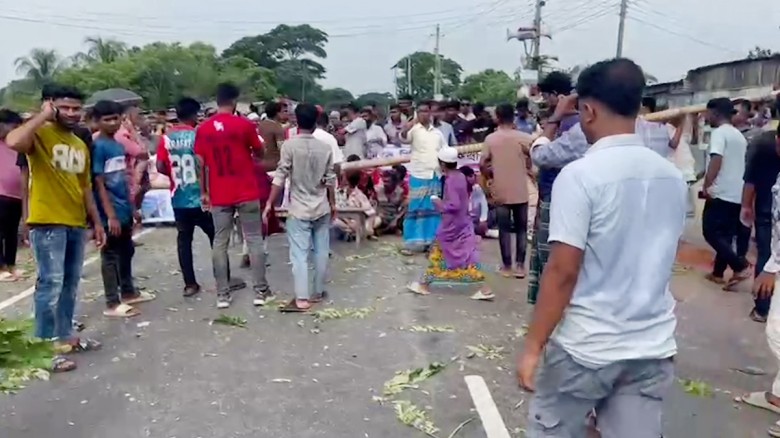আসন বিন্যাসের প্রতিবাদে আজও ভাঙ্গায় মহাসড়ক-রেলপথ অ...