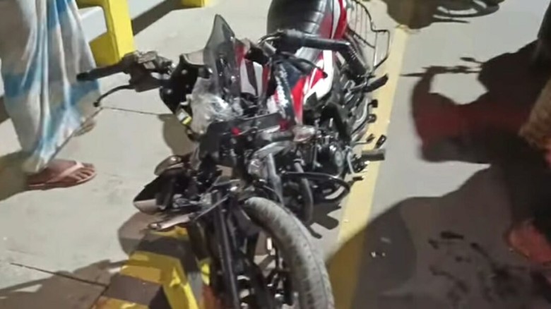 মওলানা ভাসানী সেতুতে মোটরসাইকেল-অটোরিকশা সংঘর্ষ, আ...