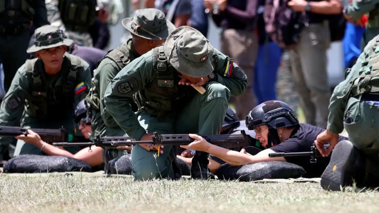 বেসামরিক নাগরিকদের সামরিক প্রশিক্ষণ দিচ্ছে ভেনেজুয়...