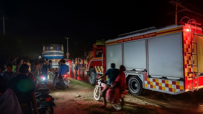 গাইবান্ধায় বাসের ধাক্কায় শ্রমিকের প্রাণহানি, আহত ...